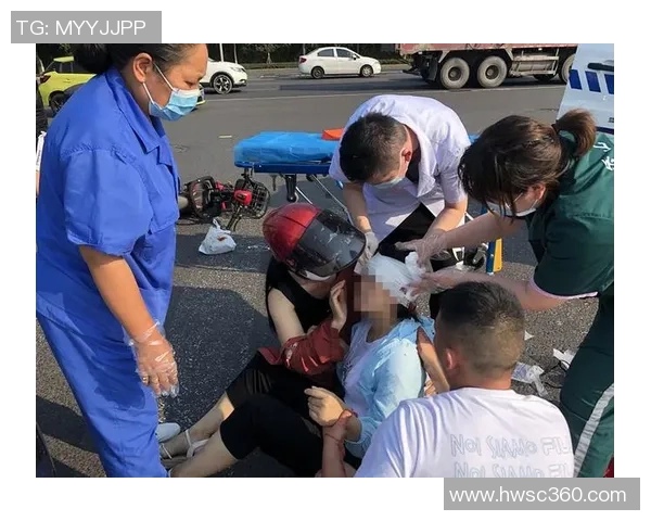 肯普夫与队友意外相撞头部受伤出血严重紧急包扎抢救中